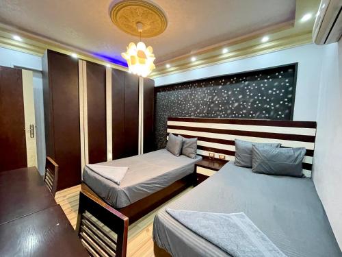 Postel nebo postele na pokoji v ubytování Cozy 2BR Apartment - Green Retreat in Degla Maadi