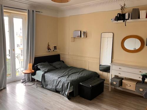 une chambre avec un lit et un miroir dans l'établissement Chambre 1-2 places Nice Libération, à Nice