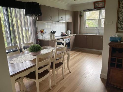 Kuchyň nebo kuchyňský kout v ubytování Yea River Cottage