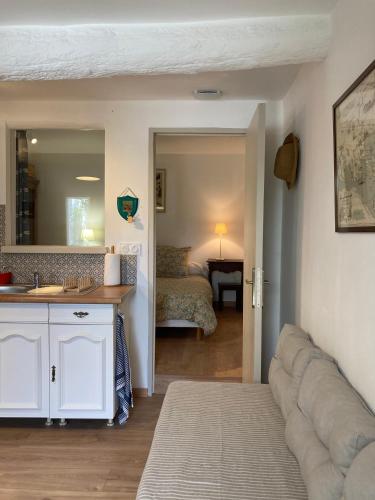 - un salon avec un canapé et un lavabo dans l'établissement Gîte La Tarente, à Montfrin