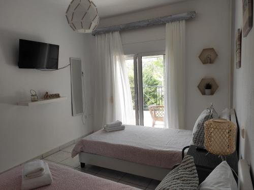 A bed or beds in a room at Sun 'n Sand, dream it in Possidi