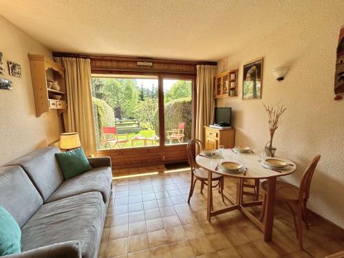un salon avec un canapé et une table dans l'établissement Studio Alcôve Cosy, 4 Pers, Jardin, Parking, Proche Télécabine et Golf - Megève - FR-1-597-21, à Megève