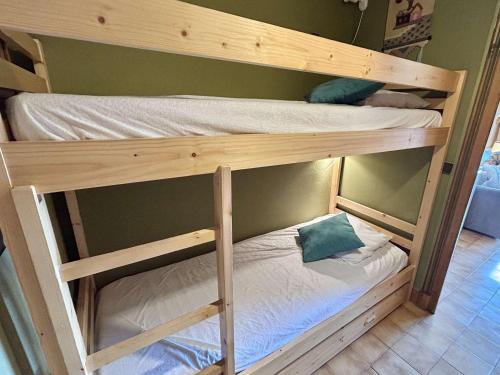 quelques lits superposés dans une chambre dans l'établissement Studio Alcôve Cosy, 4 Pers, Jardin, Parking, Proche Télécabine et Golf - Megève - FR-1-597-21, à Megève