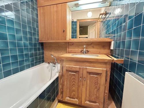 une salle de bain avec un lavabo et une baignoire dans l'établissement Studio Alcôve Cosy, 4 Pers, Jardin, Parking, Proche Télécabine et Golf - Megève - FR-1-597-21, à Megève