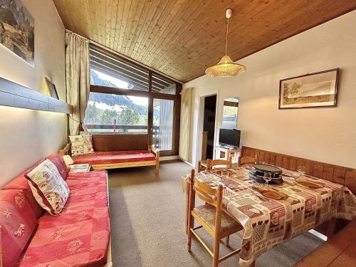 un salon avec une table et un canapé dans l'établissement Appartement 2 pièces+alcôve, 4 couchages, parking, Megève - FR-1-597-27, à Megève