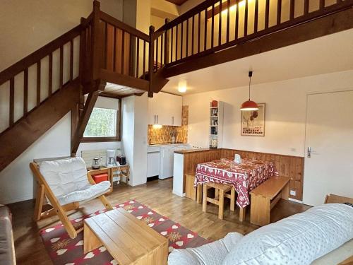 un salon avec une table et une cuisine dans l'établissement Appart 2 pièces + mezzanine, 6 couchages, Megève, parking - FR-1-597-7, à Megève