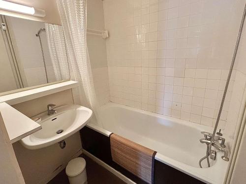 une salle de bain avec un lavabo, des toilettes et une baignoire dans l'établissement Appart 2 pièces + mezzanine, 6 couchages, Megève, parking - FR-1-597-7, à Megève