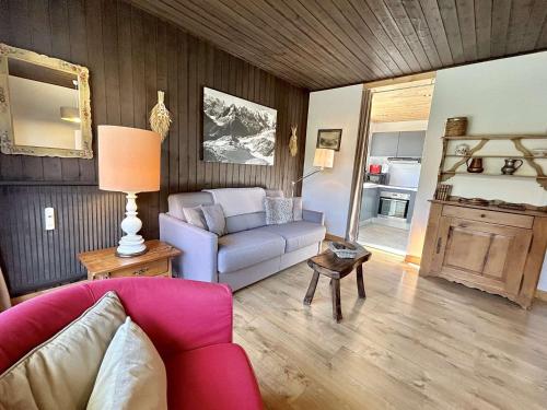 un salon avec un canapé et une table dans l'établissement Appartement cosy 2 pièces avec balcon, proche centre et télécabine, piscine et tennis en été - FR-1-597-20, à Megève