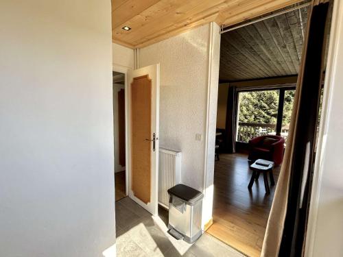 - un couloir d'une maison avec une chambre dotée d'une fenêtre dans l'établissement Appartement cosy 2 pièces avec balcon, proche centre et télécabine, piscine et tennis en été - FR-1-597-20, à Megève