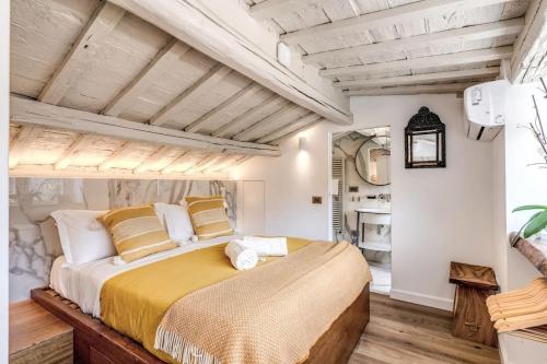 Piazza dei Renzi Trastevere building 4 bedroom with terrace