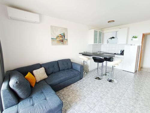 Apartments Lo - Sea view apartment with swimming pool
