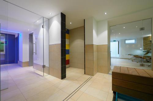 Habitación con vestíbulo con paredes y suelos coloridos en Burg-Hotel, en Obermoschel