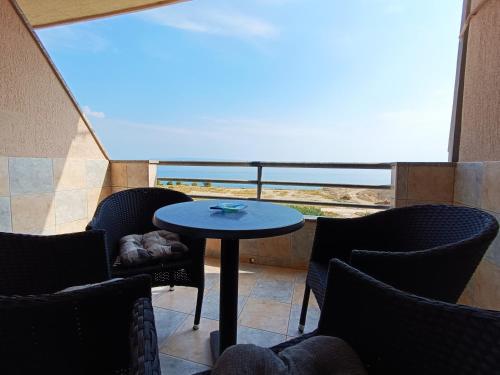 Apartments Lo - Sea view apartment with swimming pool