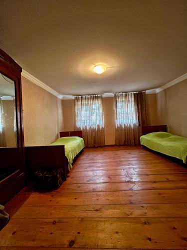 Postel nebo postele na pokoji v ubytování Nino's Guest House