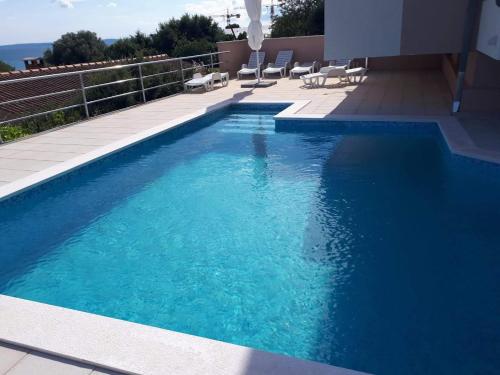 Apartments Lo - Sea view apartment with swimming pool