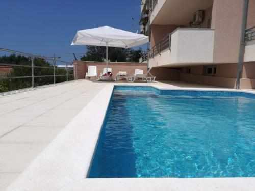 Apartments Lo - Sea view apartment with swimming pool