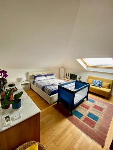 a bedroom with a bed and a table and a couch at Relax fra il mare e le Alpi Apuane a Casa Gabri in Marina di Carrara