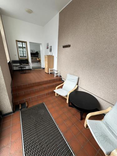an empty room with two chairs and a table at Viersen Schöne Apartments am Dülkener Bahnhof Vi01 bis Vi09 in Viersen