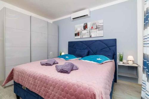 Posteľ alebo postele v izbe v ubytovaní Apartments in Novi Vinodolski 39371
