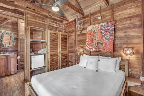 Ένα ή περισσότερα κρεβάτια σε δωμάτιο στο The Beach Bungalows Tamarindo- Adults Only