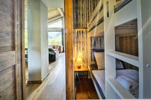 - une chambre avec des lits superposés et un salon dans l'établissement Stunning apartment- mountain views near Morzine, à La Côte dʼArbroz