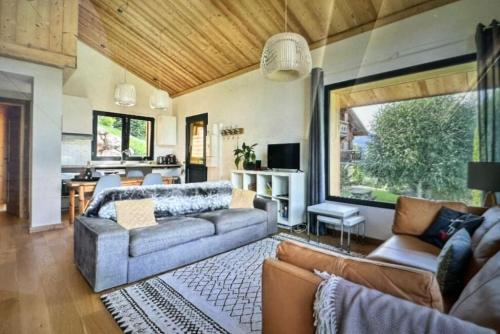 un salon avec un canapé et une table dans l'établissement Stunning apartment- mountain views near Morzine, à La Côte dʼArbroz