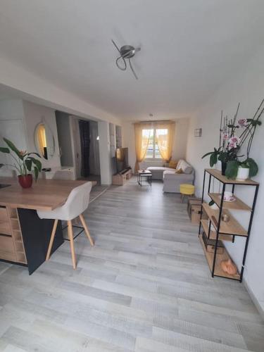 un salon avec une table et un canapé dans l'établissement Agréable maison de ville avec piscine, à La Teste-de-Buch