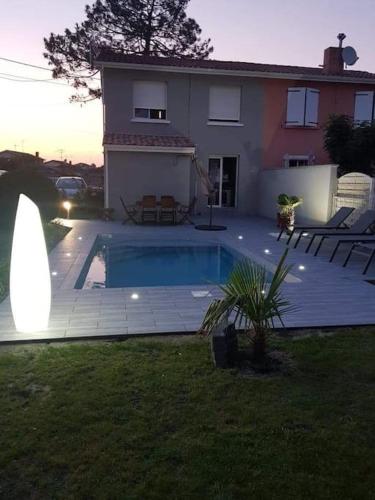 une piscine dans la cour d'une maison dans l'établissement Agréable maison de ville avec piscine, à La Teste-de-Buch