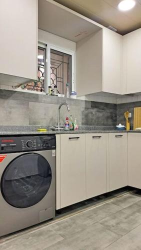 a kitchen with a washing machine and a sink at Ya Hala ! Superbe appartement refait à neuf ! in B‘abdāt