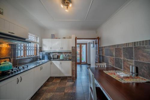 Kuchyň nebo kuchyňský kout v ubytování Luxury home with beautiful sea and mountain views