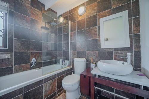 Koupelna v ubytování Luxury home with beautiful sea and mountain views