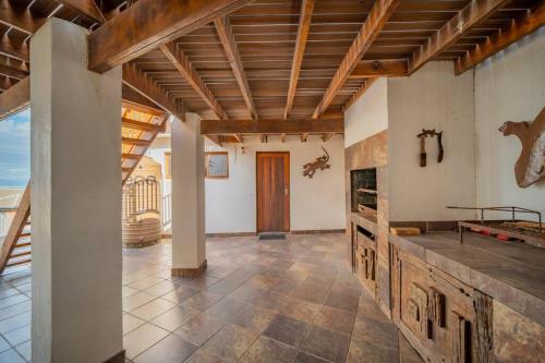 Kuchyň nebo kuchyňský kout v ubytování Luxury home with beautiful sea and mountain views