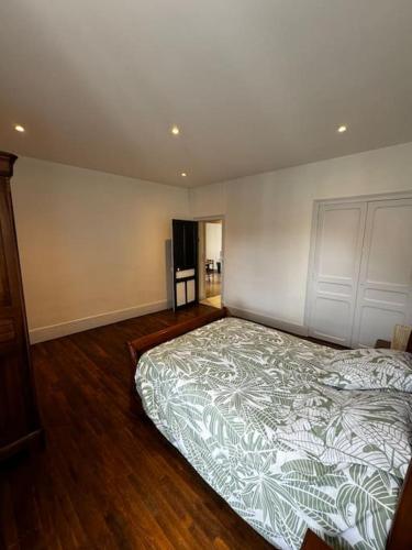 a bedroom with a bed in a room at Chez Kiki in Châtillon-sur-Seine