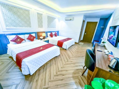 a hotel room with two beds and a television at THƯ LÊ Hotel in Cao Lãnh