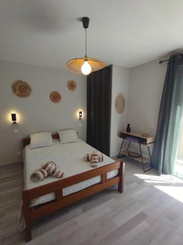 une chambre avec un lit avec deux serviettes dessus dans l'établissement Entre canal et garrigue, à Roubia