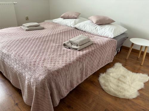 a bedroom with two beds and a white rug at Cottage House in Pača