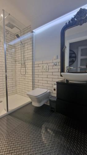 a bathroom with a toilet and a sink and a shower at Molly Marine - Bespoke 2 Bedroom Courtyard Apartment - 1 Minute From Brighton Pier in Brighton & Hove