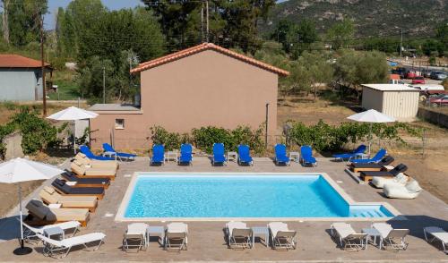 a swimming pool with chairs and umbrellas at VSP RENT ROOMS FUeGO in Sikia