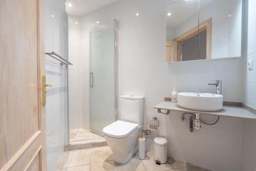 ein Badezimmer mit Toilette, Waschbecken und Dusche in der Unterkunft Higuerón Hills Retreat - Home in Benalmádena in Fuengirola