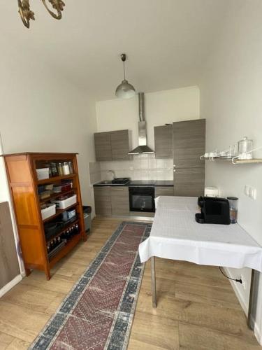 - une cuisine avec une table blanche dans une pièce dans l'établissement Appartement Bazilic, à Chessy