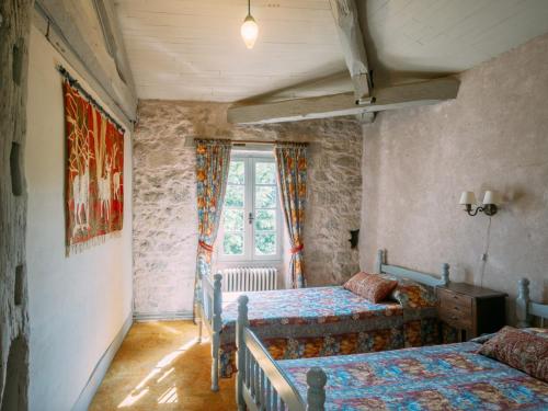 une chambre avec deux lits et une fenêtre dans l'établissement Maison La Cloche, à Fourcès