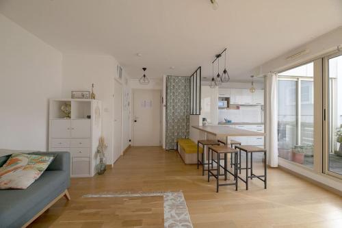 un salon avec un canapé et une cuisine dans l'établissement Le Mabilay, à Rennes