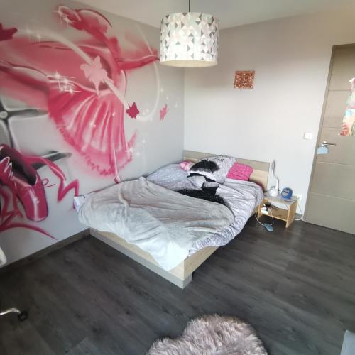 - une chambre avec un chat sur un lit dans l'établissement Villa avec piscine, à Cusy