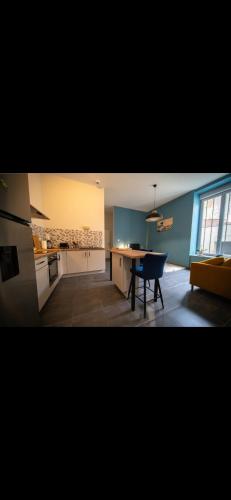 un salon avec une table et une cuisine dans l'établissement Appartement de l ancienne poste, à Chalon-sur-Saône