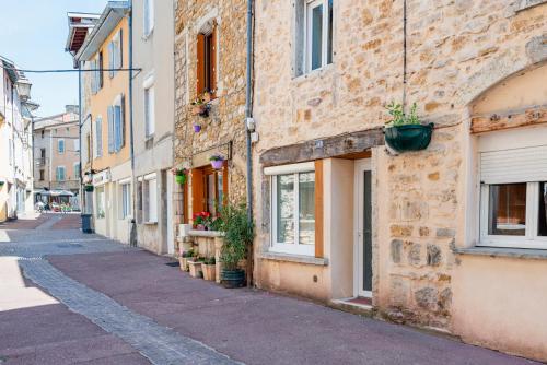 an alley in an old town with buildings at Le Triplex, 2 chambres, 2 salles de bain in Lagnieu