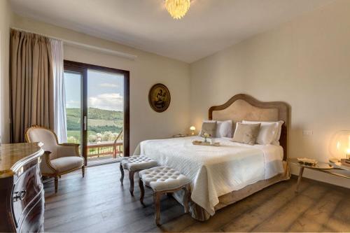 sypialnia z dużym łóżkiem i balkonem w obiekcie AMORE RENTALS - Villa Mia w mieście Panzano in Chianti
