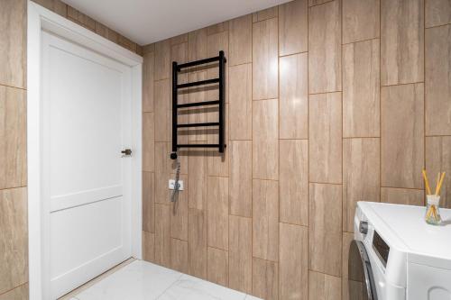 una cucina con pareti in legno e una porta bianca di MALŪNO Cozy Corner SELF CHECK-IN a Klaipėda
