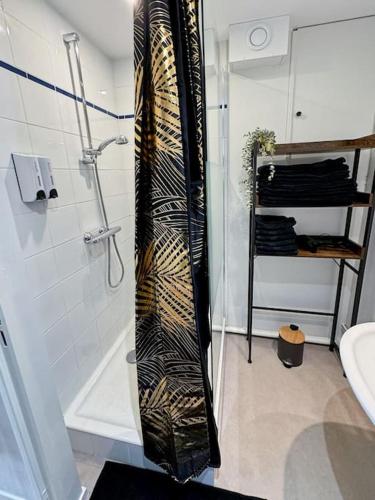 La salle de bains est pourvue d'une douche, de toilettes et d'une baignoire. dans l'établissement Chantilly, à Rennes