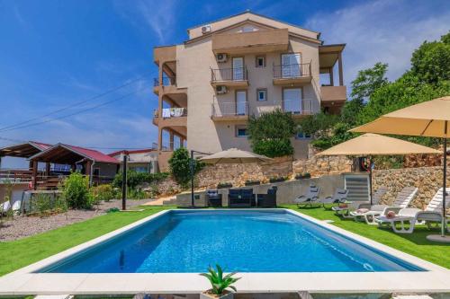 Bazén v ubytování Apartments in Dramalj 39257 nebo v jeho okolí