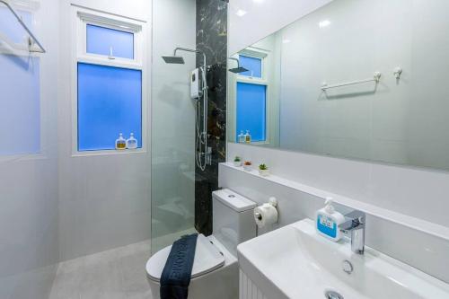 Ένα μπάνιο στο The Garnet Light Pool Villa Aonang